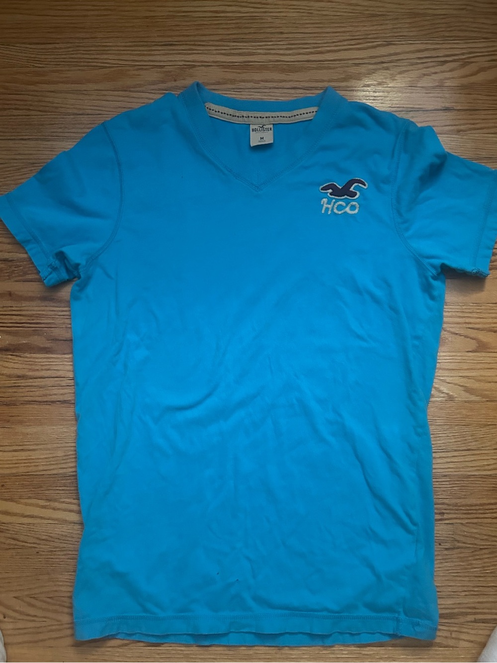 Hollister Women’s V‑Neck Tee in Bright Cyan